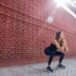 Mladá žena ve sportovním oděvu provádí hluboký dřep