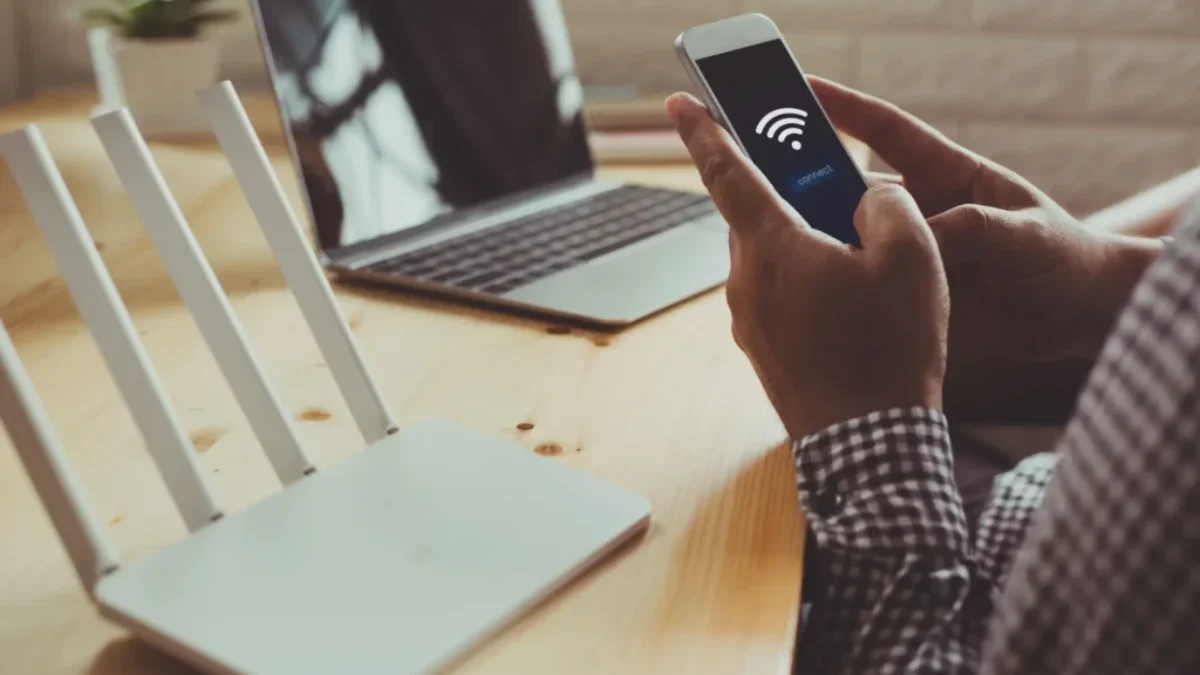 muž hledá signál WiFi