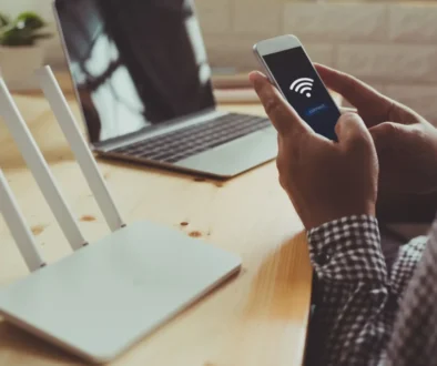 muž hledá signál WiFi