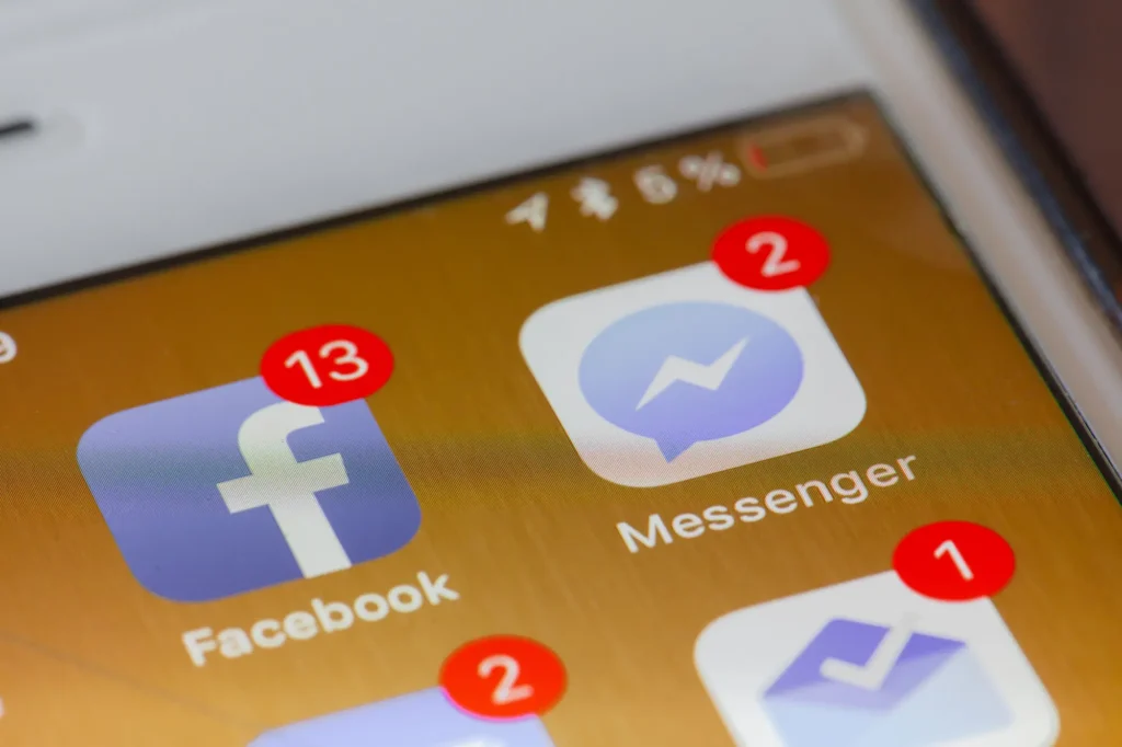 Ikony facebooku a Messengeru s notifikacemi v mobilu