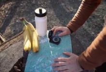 mapa, banán, buzola a lahev s vodou