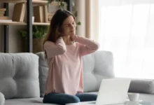 Ženu u počítače bolí ramena