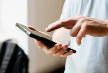 Ruce muže pracující na mobilu
