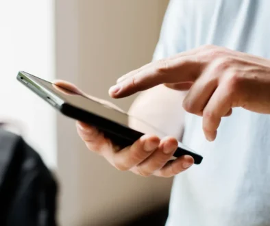 Ruce muže pracující na mobilu