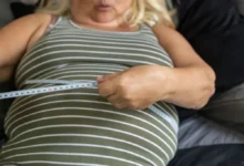 žena si měří metrem břicho