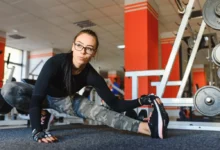 Žena protahující se v posilovně