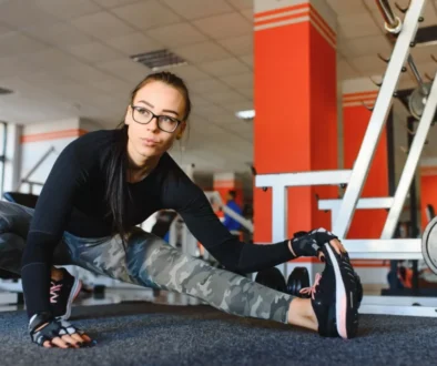 Žena protahující se v posilovně