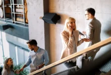 Zaneprázdněná žena jdoucí do schodů