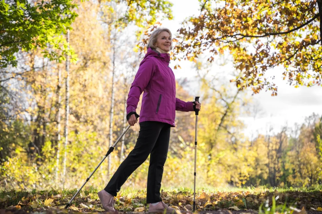 Žena při nordic walkingu.