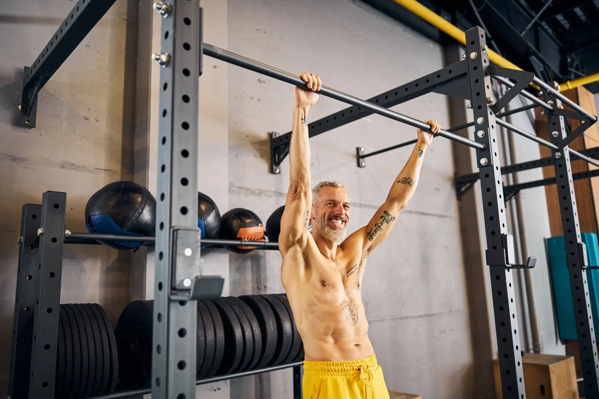Shutterstock_1870317244 - SportDeník Muž visící na hrazdě