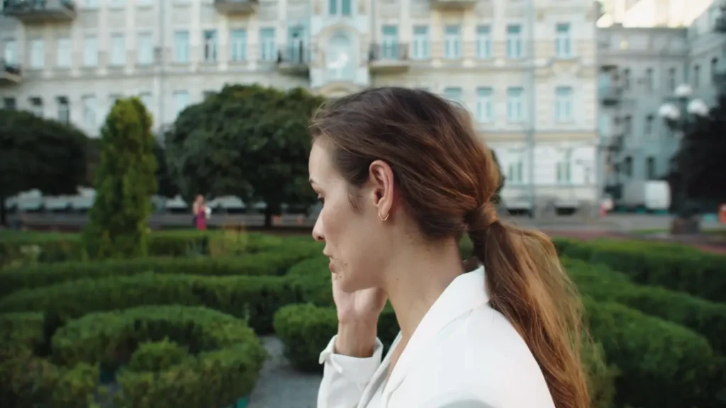 naštvaná žena telefonuje