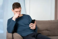 Rozladěný muž s mobilem