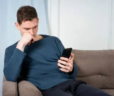 Rozladěný muž s mobilem