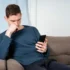 Rozladěný muž s mobilem
