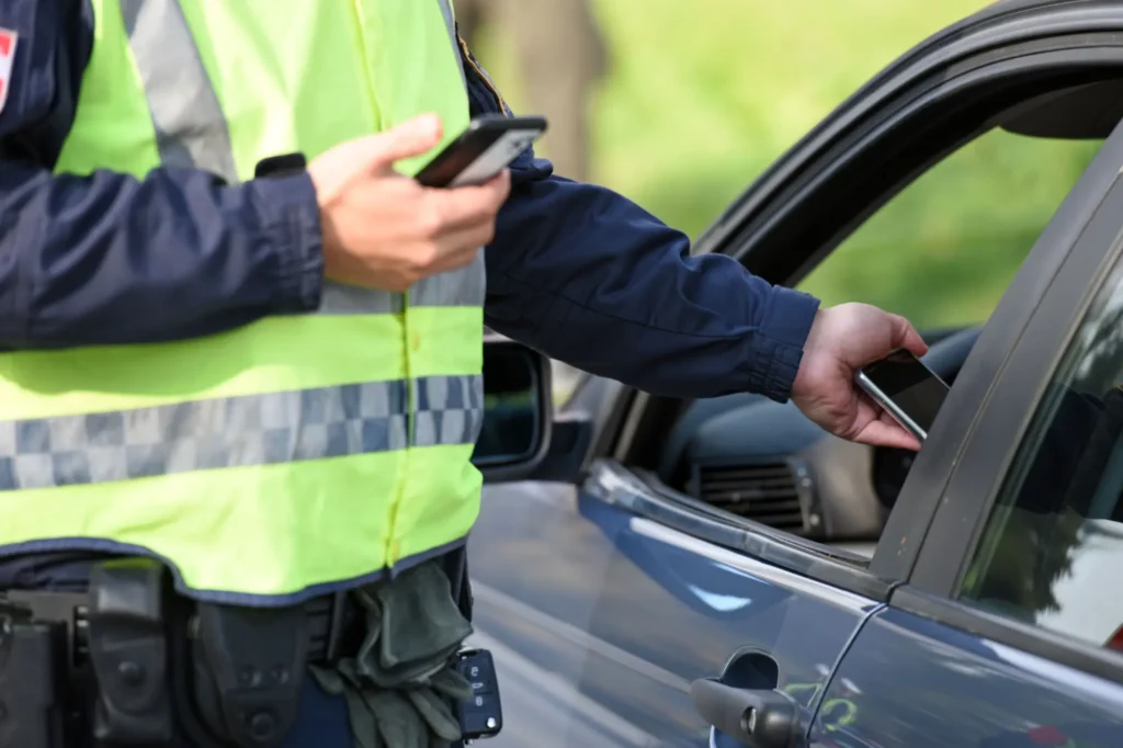 Shutterstock_2067518708 - SportDeník Policista provádějící silniční kontrolu