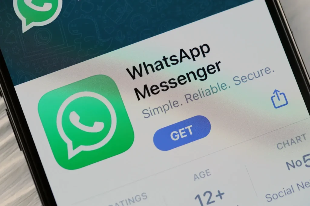 Mobil s aplikací WhatsApp