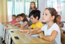 žáci v lavicích ve třídě