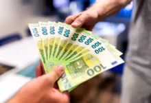 Dva muži si předávají euro bankovky