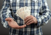 Muž s českými bankovkami