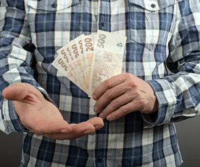 Muž s českými bankovkami