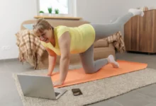 starší žena cvičí