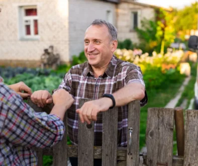 Důchodce na vesnici při rozhovoru se sousedkou