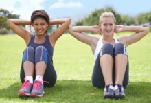 Ženy dělají sedy-lehy venku