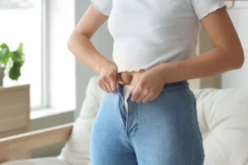 žena nemůže dopnut džíny