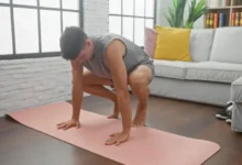 Muž cvičící doma angličáky