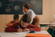 Děti ve školní lavici píší test, ten může být složitější než se zdá