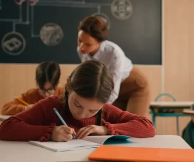 Děti ve školní lavici píší test, ten může být složitější než se zdá