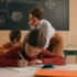 Děti ve školní lavici píší test, ten může být složitější než se zdá