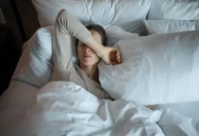 Žena v posteli, jež nemůže usnout