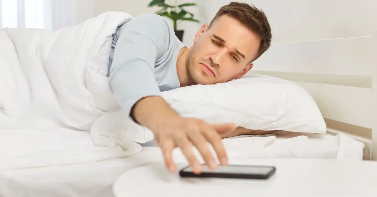 Shutterstock_2580313515 - SportDeník Po probuzení saháme po mobilním telefonu, nevědomky si tak škodíme