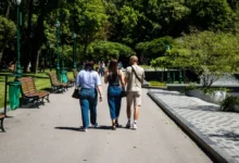 Skupina lidí na procházce v parku