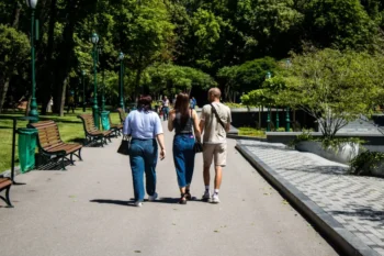 Skupina lidí na procházce v parku