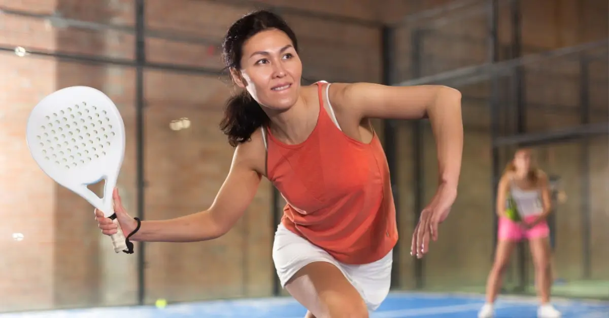 Na padel potřebujeme speciální raketu a kurt 