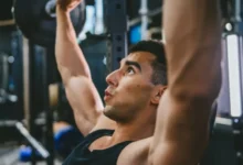 Muž, který cvičí ve fitku, může dělat chyby.