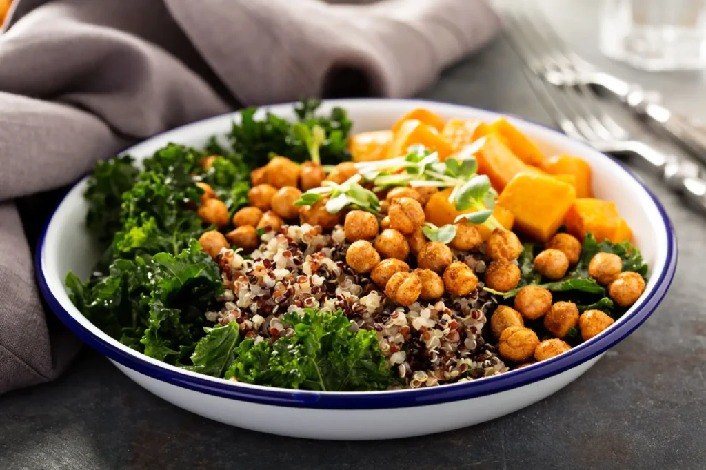 "Quinoa bowl" je aktuálně mezi výživovými poradci velmi populární.