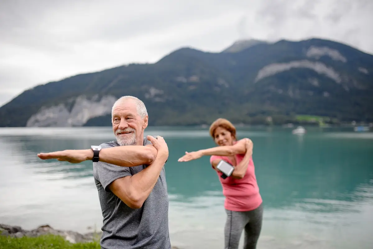 Tai-chi 2 - SportDeník Seniorský pár cvičí tai-chi u moře