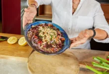 Žena naklání talíř se salátem z quinoi