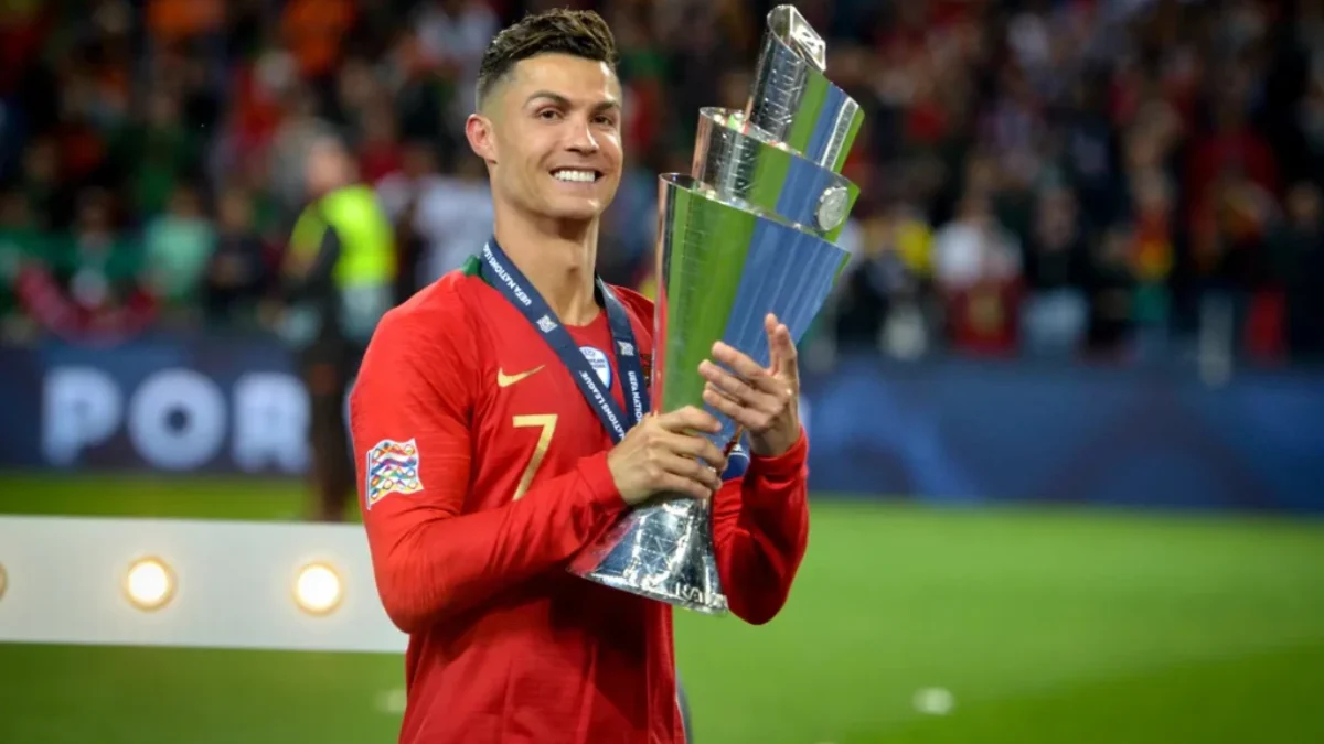 Cristiano Ronaldo drží pohár