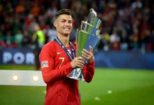 Cristiano Ronaldo drží pohár