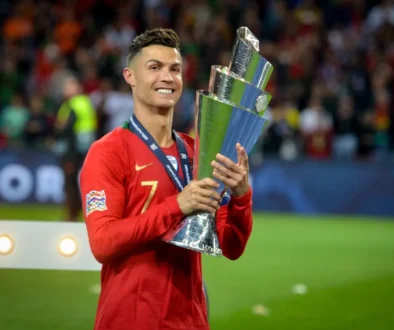 Cristiano Ronaldo drží pohár