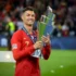 Cristiano Ronaldo drží pohár