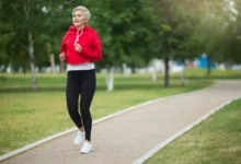 Žena po 50 v parku.