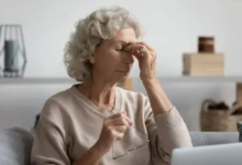 žena se drží za oči