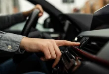 Tohle tlačítko v autě raději nemačkejte. Servisy potvrzují, že kvůli němu přicházíte o tisíce