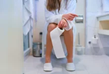 žena sedící na záchodě