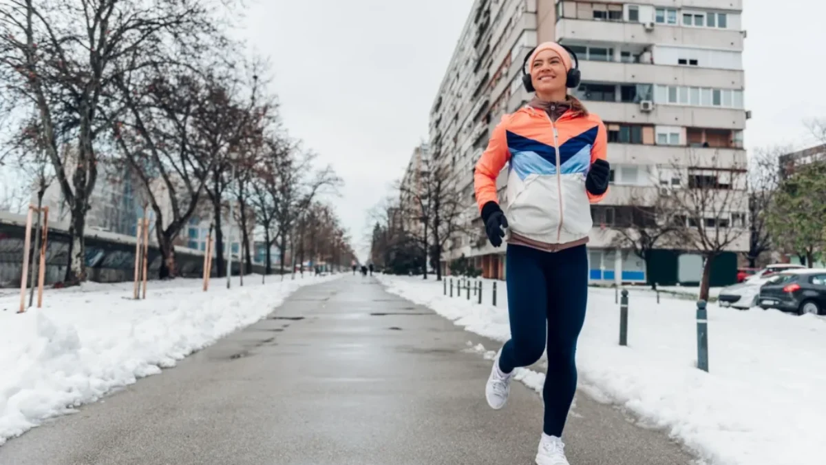 žena běží v zimní krajině